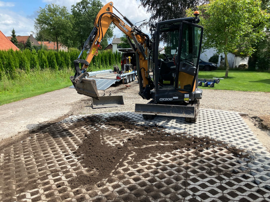 Grasbeton tegels leggen met minigraver